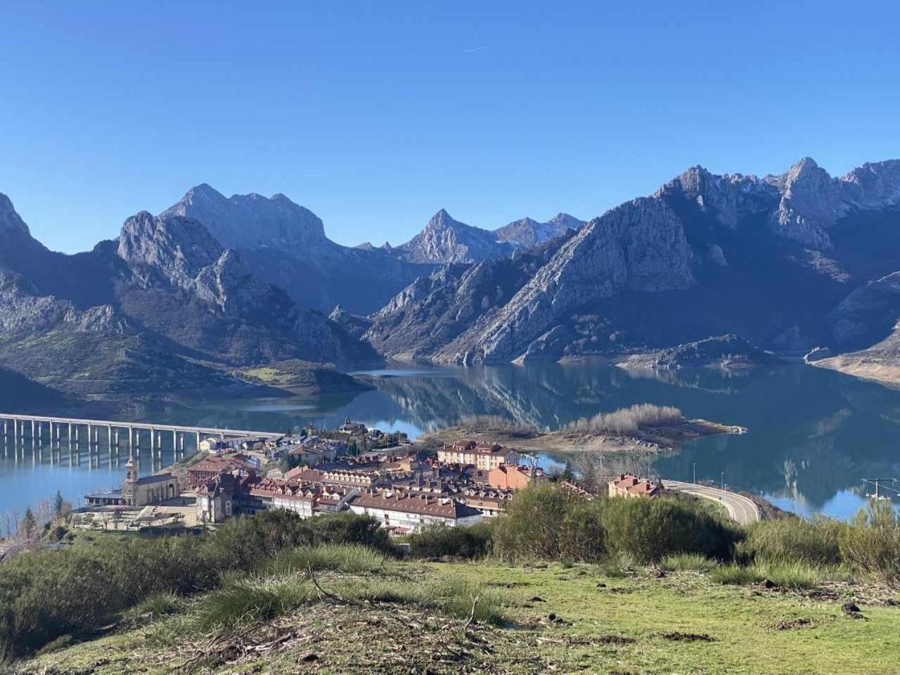 Mirador Solasierra Vistas A La Montana Y Pantano Riaño Exterior foto